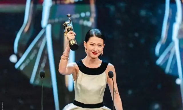 廖子妤凭《梅艳芳》获金像奖最佳女配角，深水埗劏房出身经历曝光 现场图